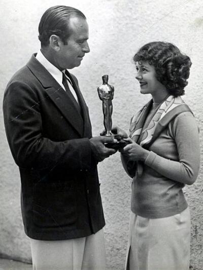 H 1η νικήτρια Janet Gaynor περιχαρής.