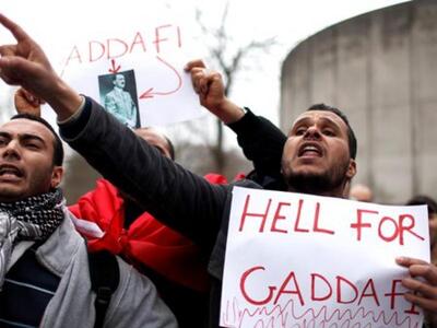 Ο Καντάφι εγκατέλειψε τη χώρα και «πετάε...