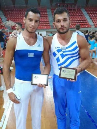 Ο Βασίλης Κόλλιας με τον συναθλητή και φ...