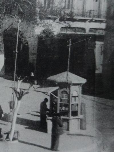Στην πλατεία Αγίου Γεωργίου, ακριβώς πάνω στην στροφή