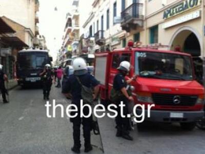 Πάτρα: Ομάδα αντιεξουσιαστών έξω από το ...