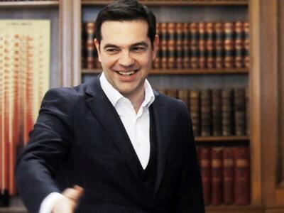 Μετά το μαντήλι στο πέτο ο Τσίπρας φόρεσ...