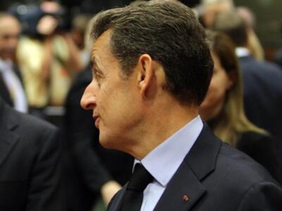 Ο Σαρκοζί επιτίθεται στον Ολάντ ονομάζον...