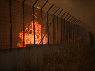 Φωτιά-Βαρυμπόμπη: Εκκένωση γηροκομείου λ...