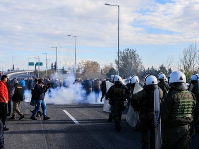 Μπλόκα αγροτών: Συγκρούσεις με τα ΜΑΤ  -...