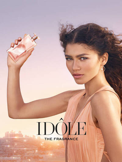 Στην αρωματική καμπάνια Idole της Lancome