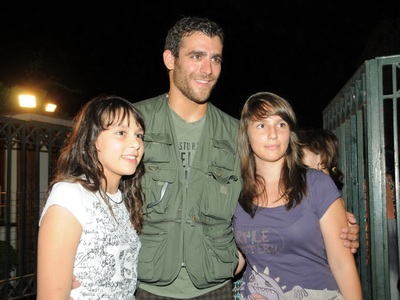 Ο Πατρίκιος Κωστής ανάμεσα σε μικρές θαυμάστριες