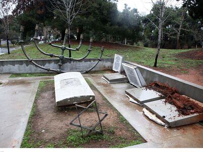 «Δεν σέβονται ούτε τους ζωντανούς, αλλά ...