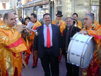Η "ορχήστρα δρόμου" αναστατώνε...