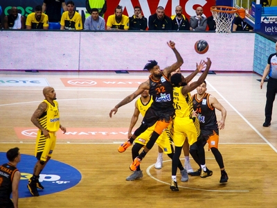 «Πόλεμος» ανακοινώσεων ΕΟΚ και ΑΕΚ με φό...