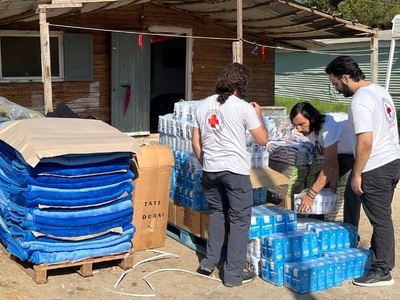 Διανομή τροφίμων και άλλων ειδών στους π...