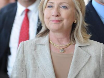 Η Χίλαρι Κλίντον κατηγορεί τον Σάντερς ό...