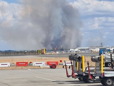 Βρετανία: Μεγάλη φωτιά κοντά στο αεροδρό...