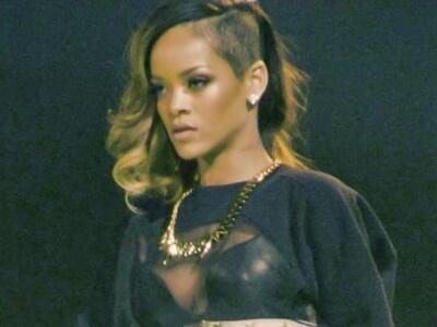 Η Ριάνα με μόλις ένα κουμπί στους δρόμου...