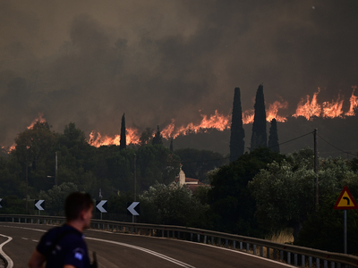 Φωτιά σε Δερβενοχώρια, Μάνδρα και Λουτρά...