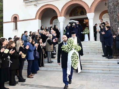 Το τελευταίο αντίο στον Κώστα Γεωργουσόπουλο: Πλήθος κόσμου αποχαιρέτησε τον κριτικό θεάτρου και συγγραφέα