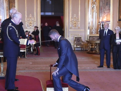 Ο Βασιλιάς Κάρολος έχρισε ιππότη τον Ντέ...