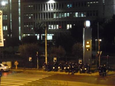 Διμοιρίες των ΜΑΤ έξω από την ΕΡΤ