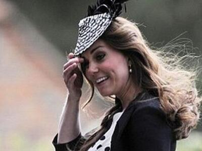 Ο αέρας "σήκωσε" το φόρεμα της...