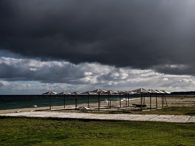 Καιρός: Τοπικές βροχές και άνοδος της θε...