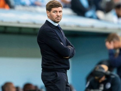 Τζέραρντ: Οπαδός της Ρέιντζερς πετάει στ...