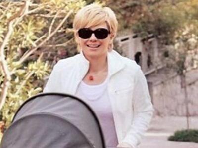 Με νέο look η Κατερίνα Καραβάτου στην πρ...