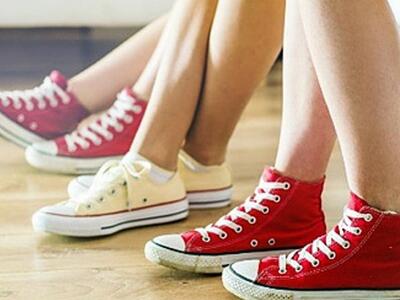 Γιατί πρέπει να βγάζετε πάντα τα παπούτσ...