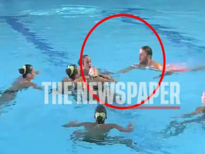 Βόλος: Η στιγμή που ναυαγοσώστης πέφτει ...