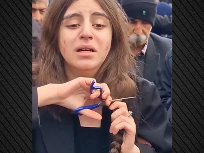 Νεαρή κόβει τα μαλλιά της στην κηδεία τη...