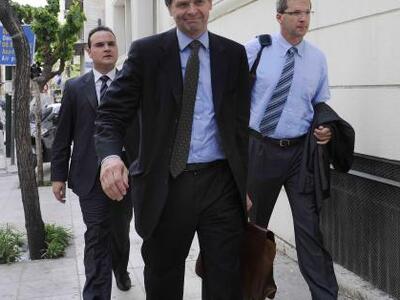 Η Τροϊκα βλέπει τρύπα τριών δισ. και ζητ...