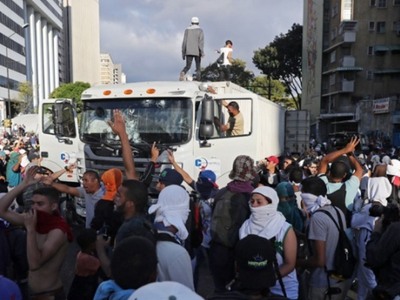 Χάος στη Βενεζουέλα που αντικρίζει τον κ...