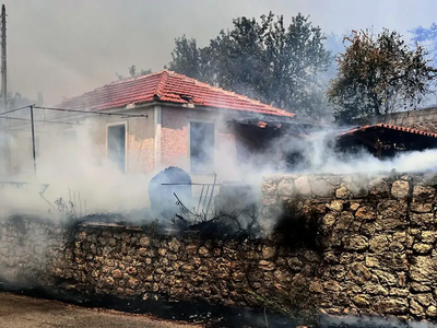 Στις φλόγες η Αχαΐα- Μπαράζ από 112 για ...