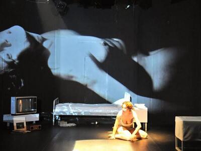 Ξεγυμνώνει την ψυχή και το σώμα της στο ...