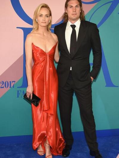 AMΠΕΡ ΒΑΛΕΤΑ ΜΕ OSCAR DE LA RENTA