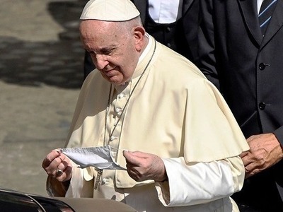 Ο πάπας Φραγκίσκος εμφανίστηκε πρώτη φορά με μάσκα