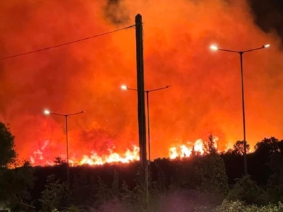 Φωτιά στην Κερατέα: Ισχυρές πυροσβεστικέ...