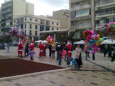 Πάτρα - Εορταστική αγορά: Βγήκαν βόλτα α...