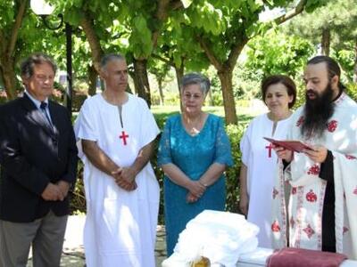Ζευγάρι συνδύασε το γάμο με την... βάπτι...