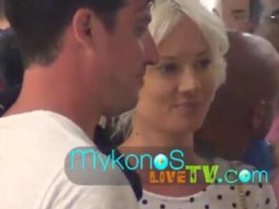 Το νιόπαντρο ζευγάρι Τζούλια Αλεξανδράτο...