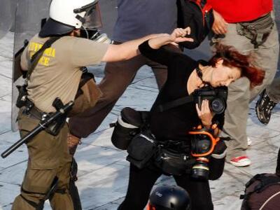 8 μήνες με αναστολή στον άντρα των ΜΑΤ π...