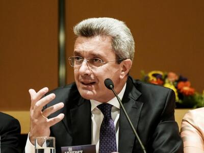 Ο Νίκος Χατζηνικολάου αναστέλλει την ημε...
