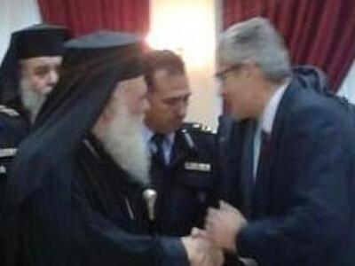 Ο Άγγελος Τσιγκρής με τον Αρχιεπίσκοπο σ...