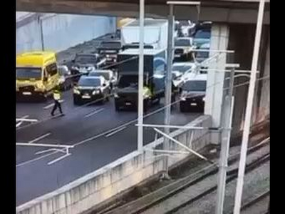 Αττική οδός: H στιγμή που μηχανή παρασέρ...