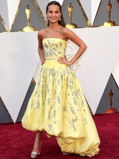 Η Αλίσια Βικάντερ με δροσερό "μπαλο...