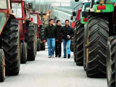 Οι αγρότες έβαλαν μπροστά τα τρακτέρ και...