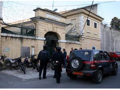Κέρκυρα: Πήγαν να περάσουν ακουστικά τηλ...
