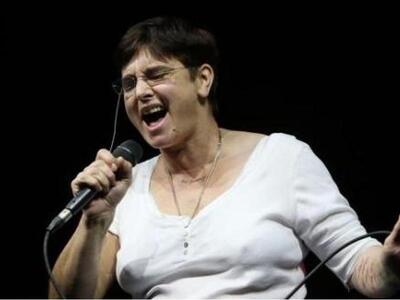 Ποια διάσημη τραγουδίστρια παντρεύεται α...