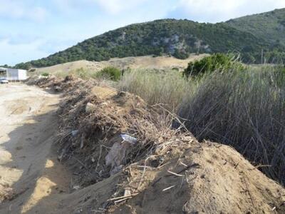 Καταστροφή των αμμοθινών για τη δημιουργ...