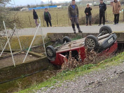 Αυτοκίνητο τούμπαρε σε αυλάκι κοντά στη ...