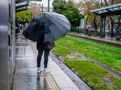 Καιρός αύριο: Μπόρες και ζέστη στις περι...